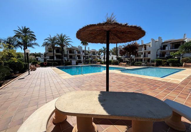 Jardín amplio para tomar el sol Apartamento con pisicina grande y cerca del mar en Denia