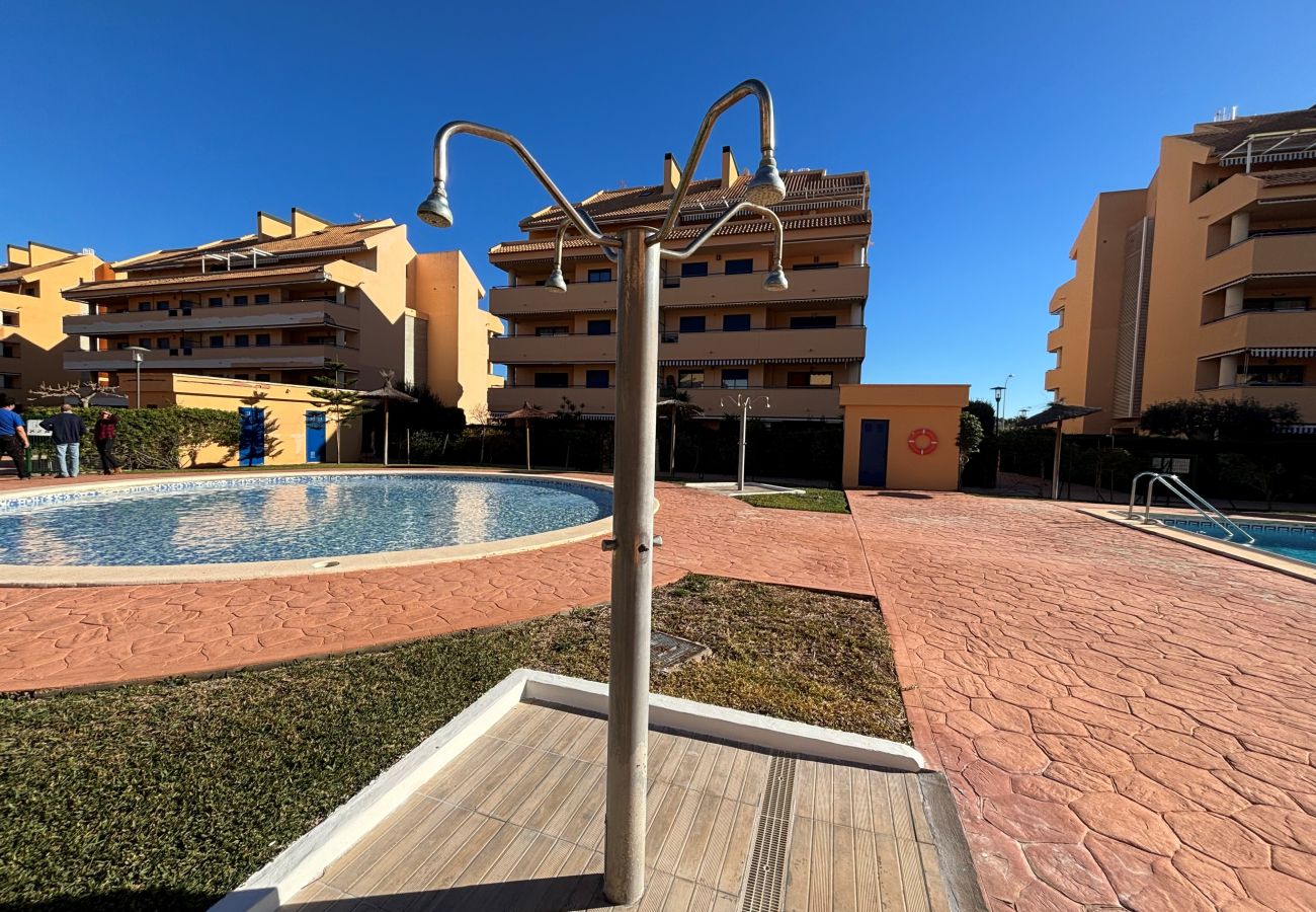 Jardín amplio para tomar el sol Apartamento con buena piscina y gran jardín en Denia