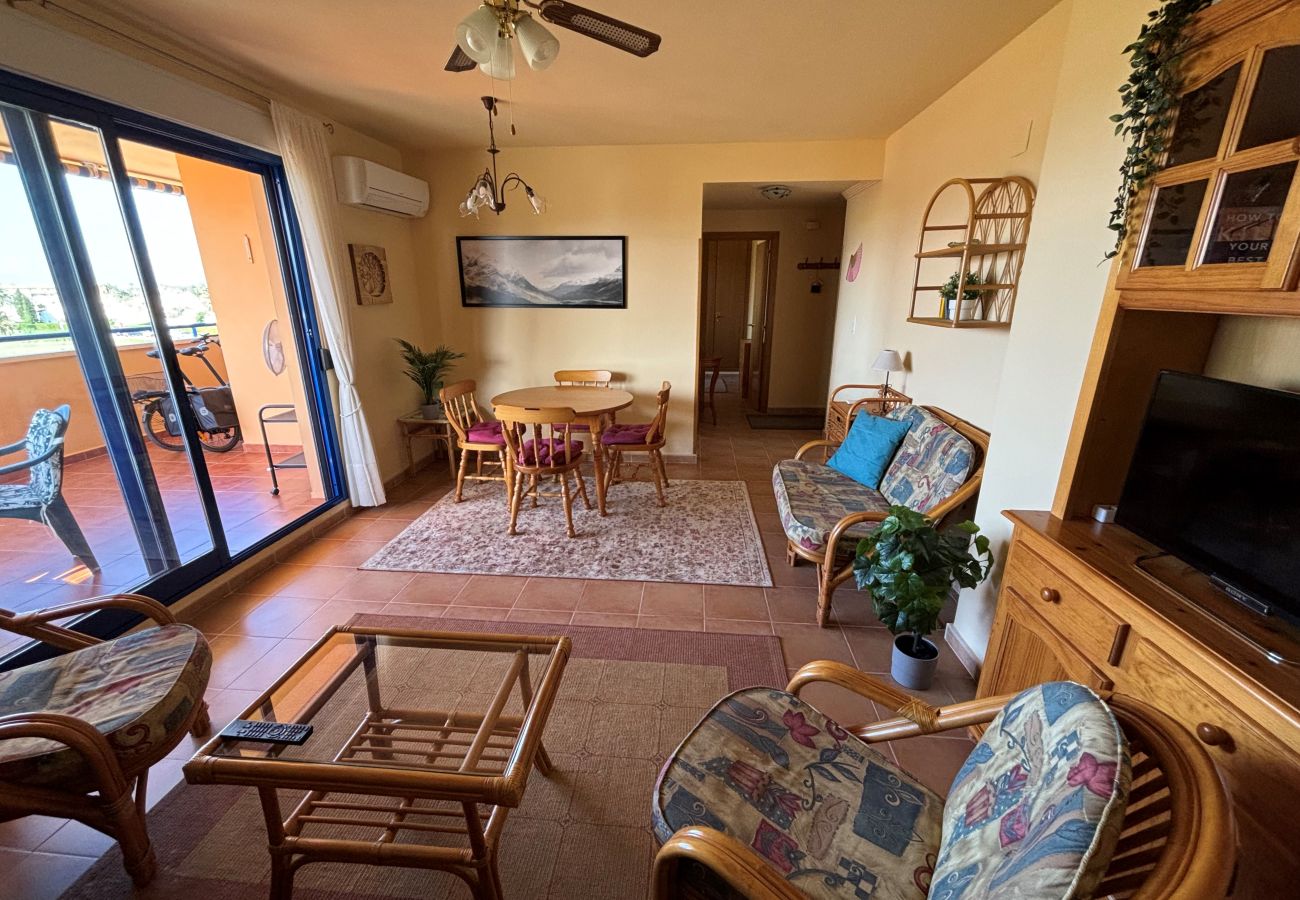 Salón con zona de estar Salón con terraza en Denia