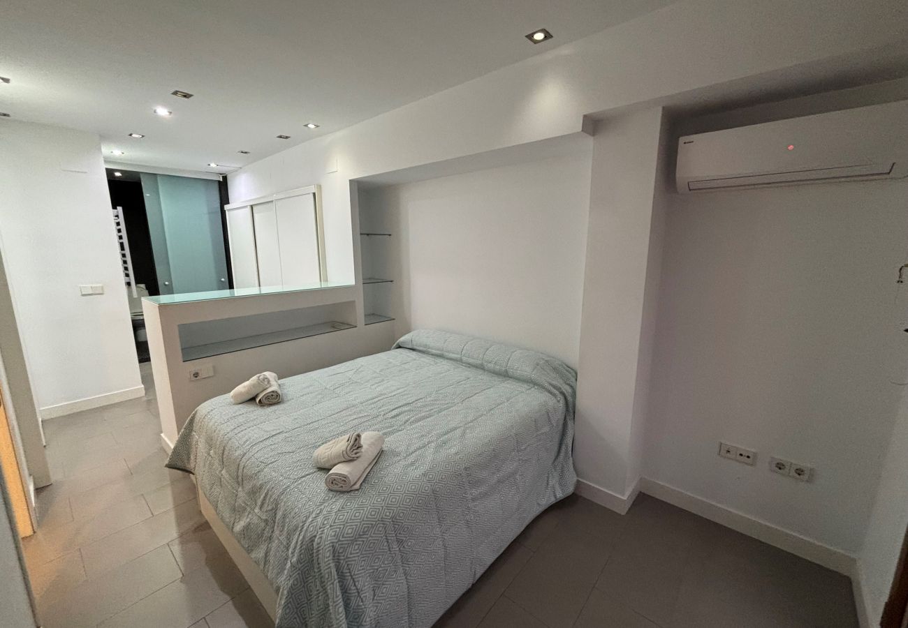 Habitación amplia Habitación de matrimonio con baño en Denia