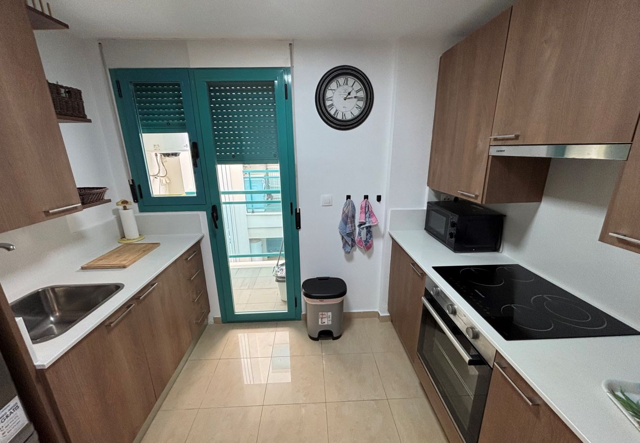 Küche mit Außenlicht Große Küche mit Kühlschrank in Denia