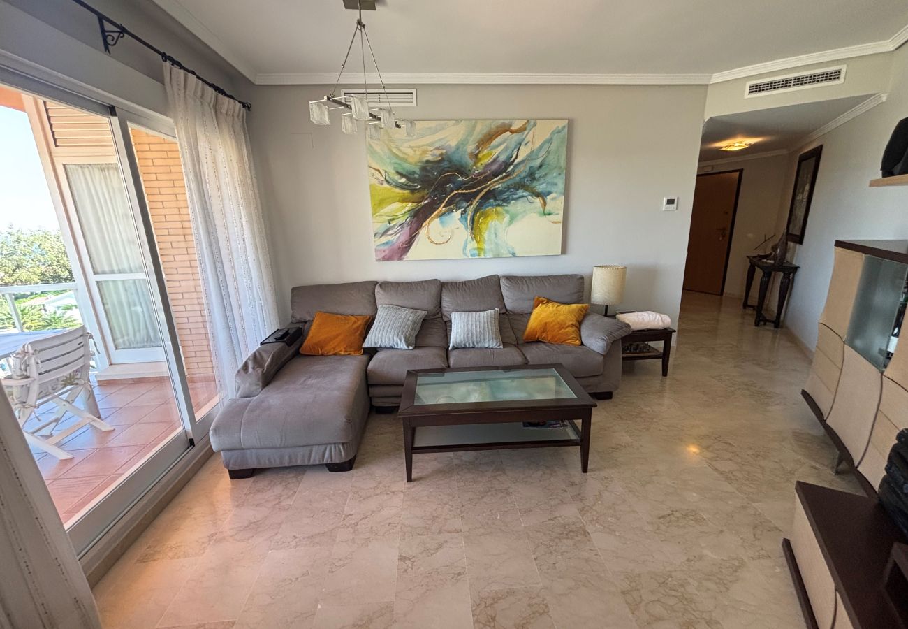 geräumiges Wohnzimmer Wohnzimmer mit Terrasse und Meerblick
