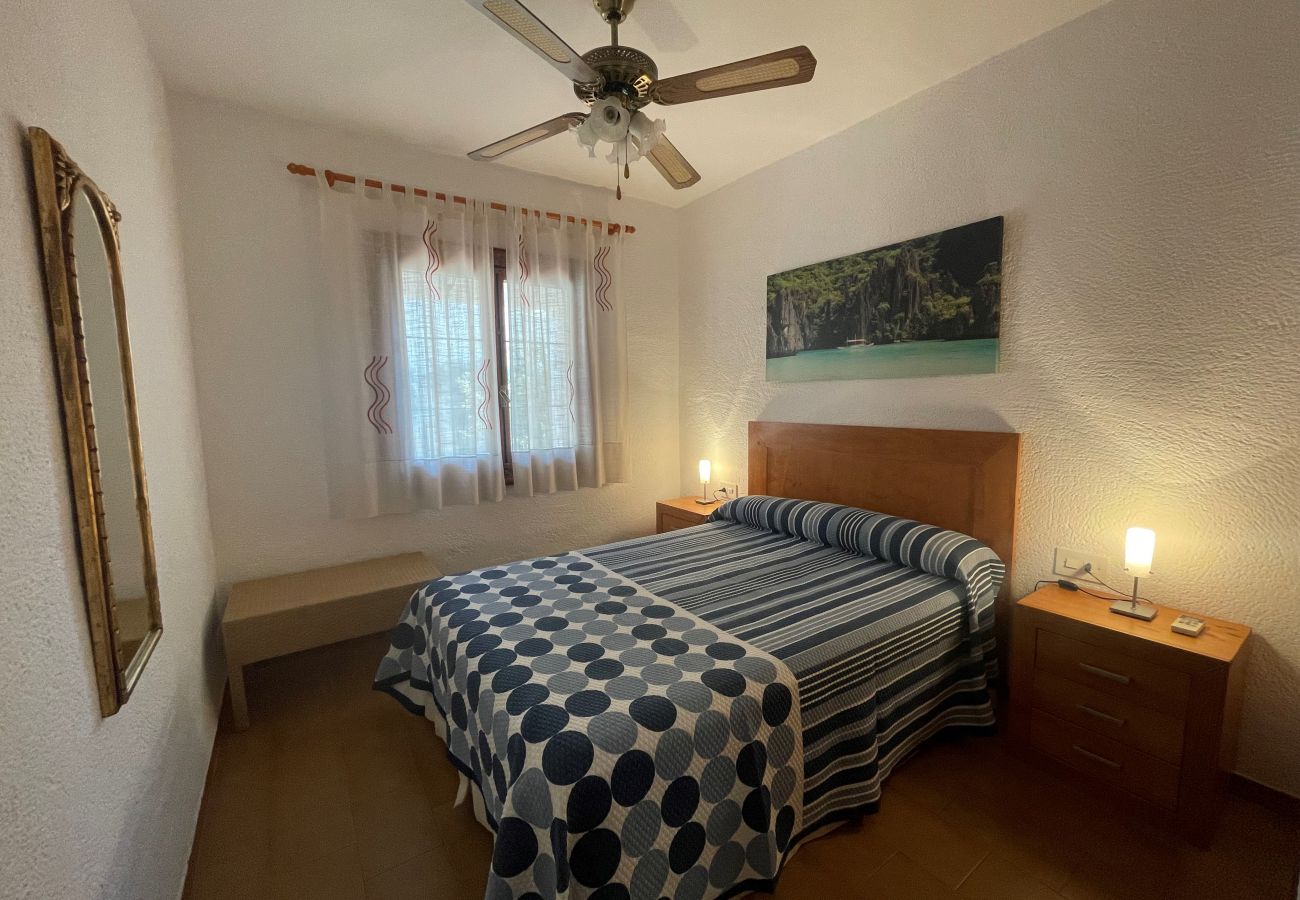 Room with fan  Apartment with a spacious double bedroom in Denia