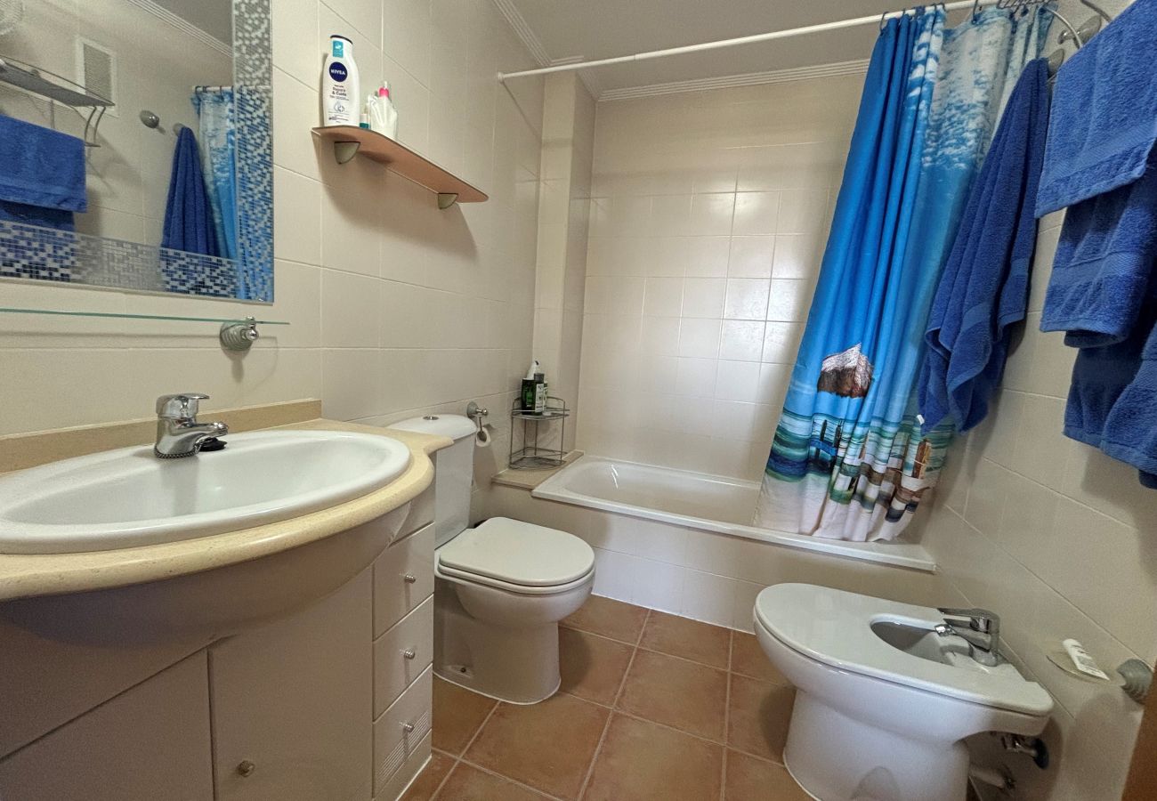 Bathroom with good light  Bathroom with bathtub in Denia