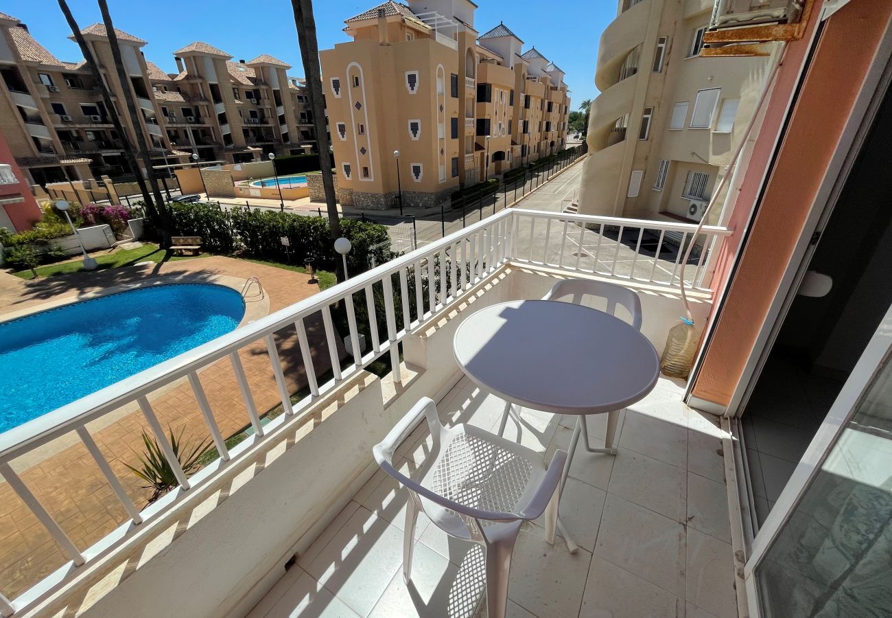 Terrasse avec chaises et table Petite terrasse équipée