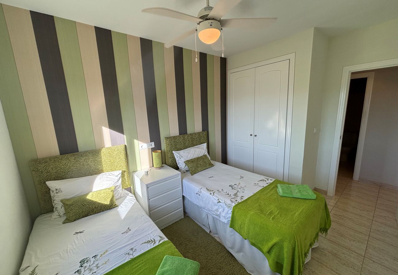 Chambre avec lumière extérieure Chambre double avec ventilateur à Denia