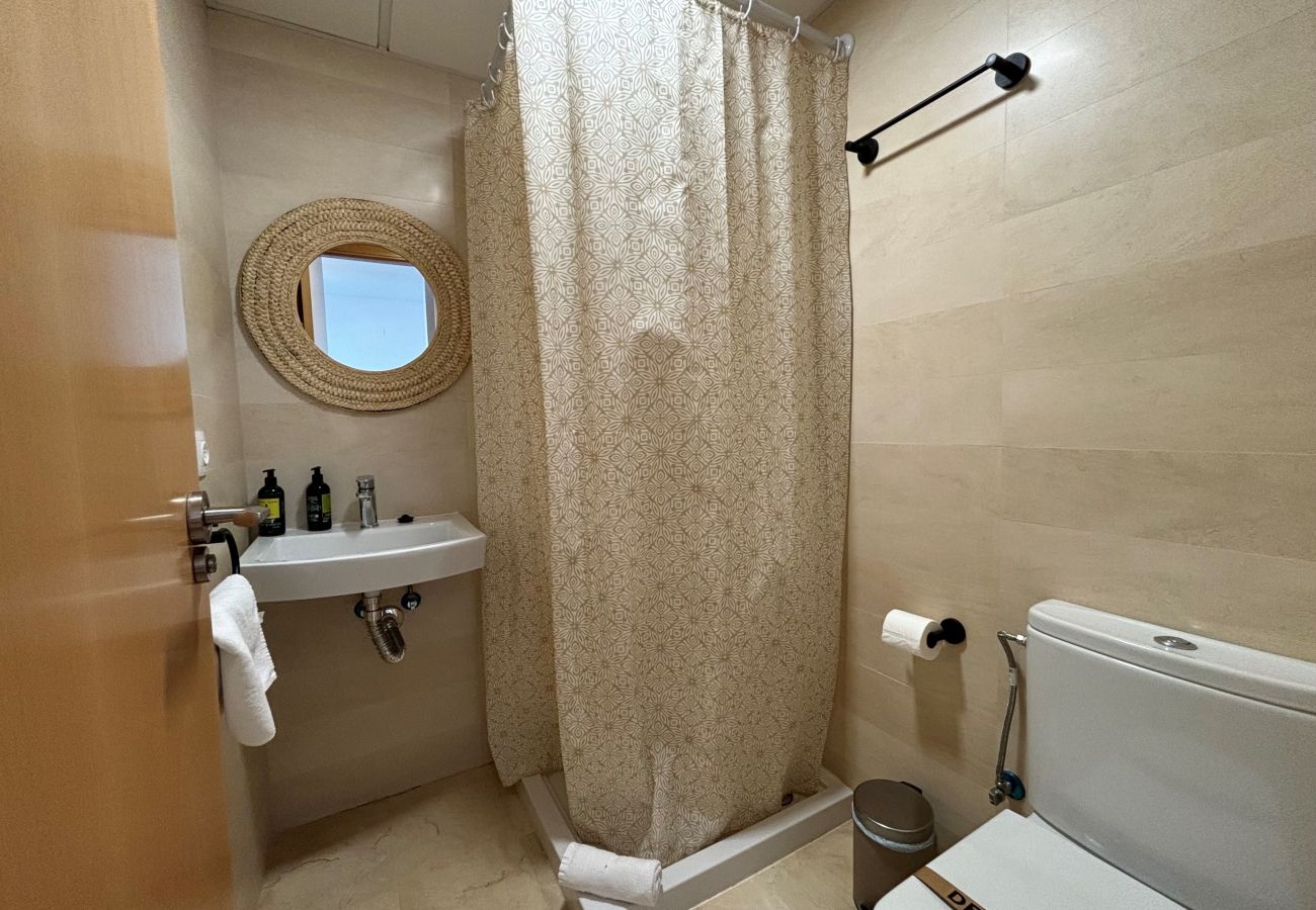 Salle de bain avec douche Salle de bain spacieuse avec douche à Denia